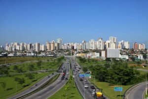 投资 SJC-Cidades-Intelligentes-Claudio-Vieira 圣若泽杜斯坎普斯全景,宽阔的大道、绿地和现代建筑,代表了智慧城市和可持续城市发展的理念。