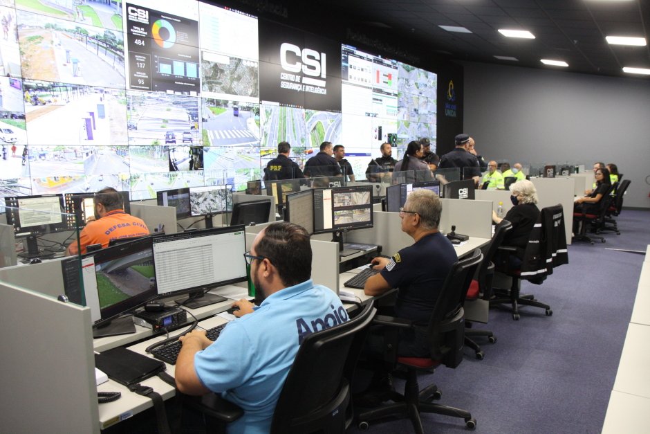 Centro de operações com videowall e monitoramento em tempo real representa a inovação e a indústria de defesa em São José dos Campos. Centro de operações com videowall e monitoramento em tempo real representa a inovação e a indústria de defesa em São José dos Campos.