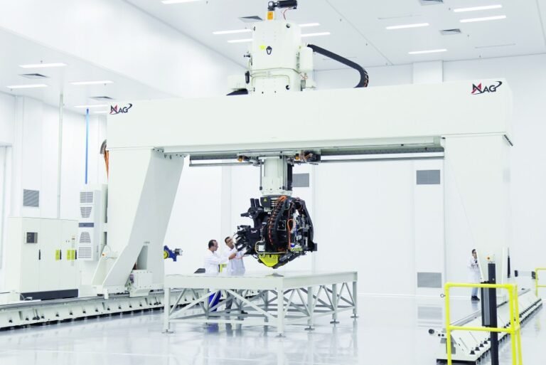 Un laboratorio tecnológico en São José dos Campos con equipos industriales avanzados que fomenta la innovación y la eficiencia logística en la región.