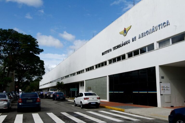 Fachada do Instituto Tecnológico de Aeronáutica em São José dos Campos, representando pesquisa, formação tecnológica e missões internacionais no setor aeroespacial.