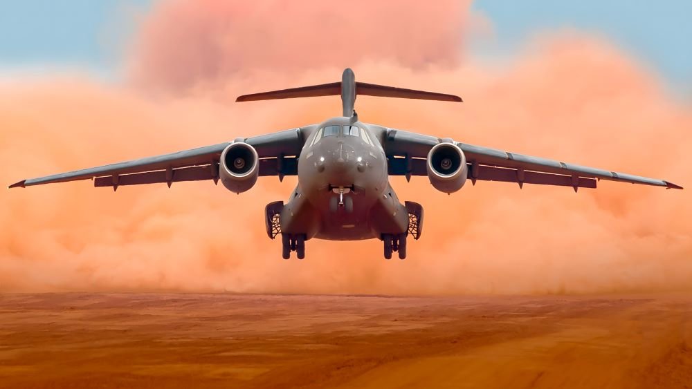 Aeronave da indústria aeroespacial brasileira em voo frontal, ilustrando onde fica a Embraer e sua relação com São José dos Campos.
