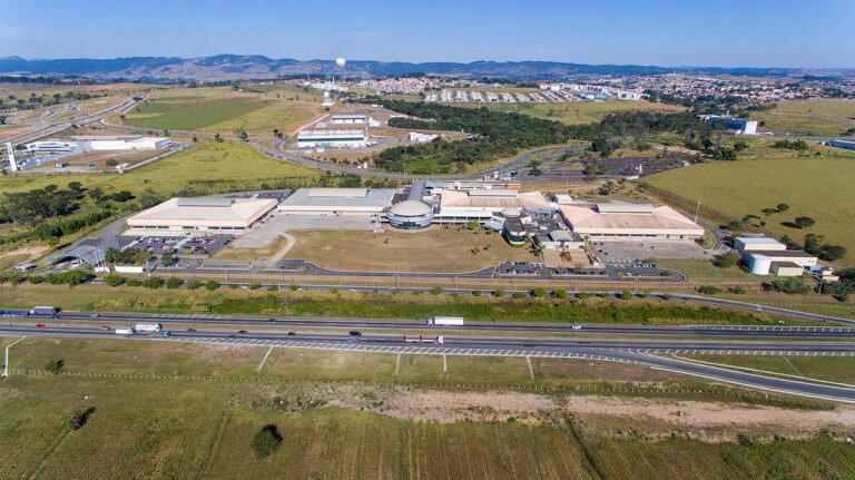 Vista aérea del Parque Tecnológico de Innovación de São José dos Campos, que destaca su infraestructura centrada en la investigación, la tecnología y el desarrollo de empresas innovadoras.