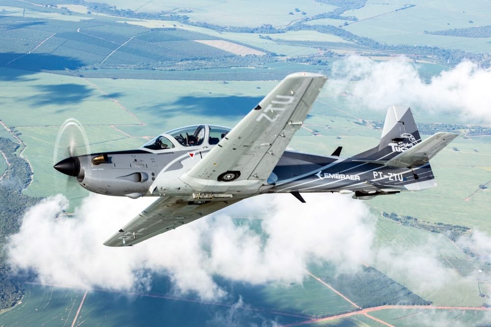 Aeronave voa sobre área rural, representando a inovação e a força do polo aeroespacial São José dos Campos. Aeronave voa sobre área rural, representando a inovação e a força do polo aeroespacial São José dos Campos.