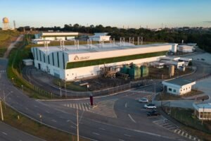 invest-sjc-akaer-empresas-globais Vista aérea de um complexo industrial de alta tecnologia em São José dos Campos, ilustrando o ambiente das empresas de tecnologia e defesa em São José dos Campos, referência em inovação, engenharia e desenvolvimento aeroespacial.