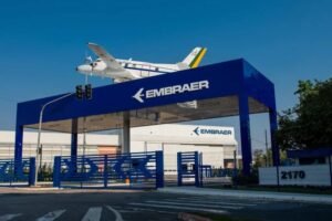 Entrance to the Embraer factory in São José dos Campos, with an aircraft displayed on the portal, representing the growth of foreign trade in São José dos Campos driven by the aerospace industry, innovation, and high-tech exports.