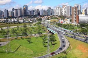圣若泽杜斯坎普斯全景，林荫大道、绿地和建筑物，代表着巴西的工业中心，是基础设施、创新、技术和经济发展的标杆。