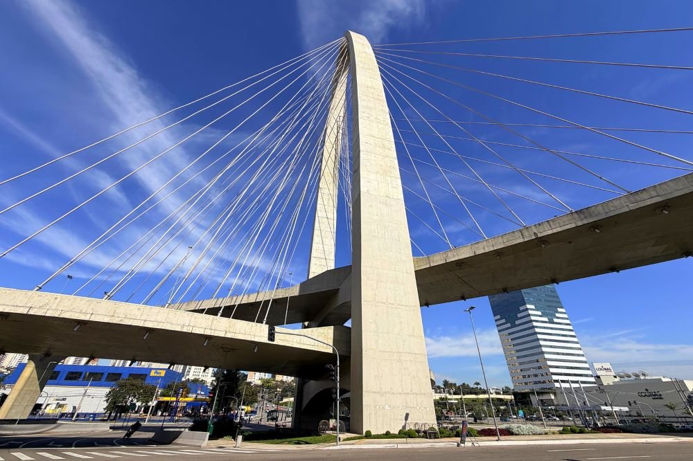 Ponte estaiada em São José dos Campos, cidade que integra o ecossistema de inovação no Brasil, com torre de concreto e cabos de sustentação contra o céu azul, tendo ao fundo prédios comerciais da região das Colinas. Ponte estaiada em São José dos Campos, cidade que integra o ecossistema de inovação no Brasil, com torre de concreto e cabos de sustentação contra o céu azul, tendo ao fundo prédios comerciais da região das Colinas.